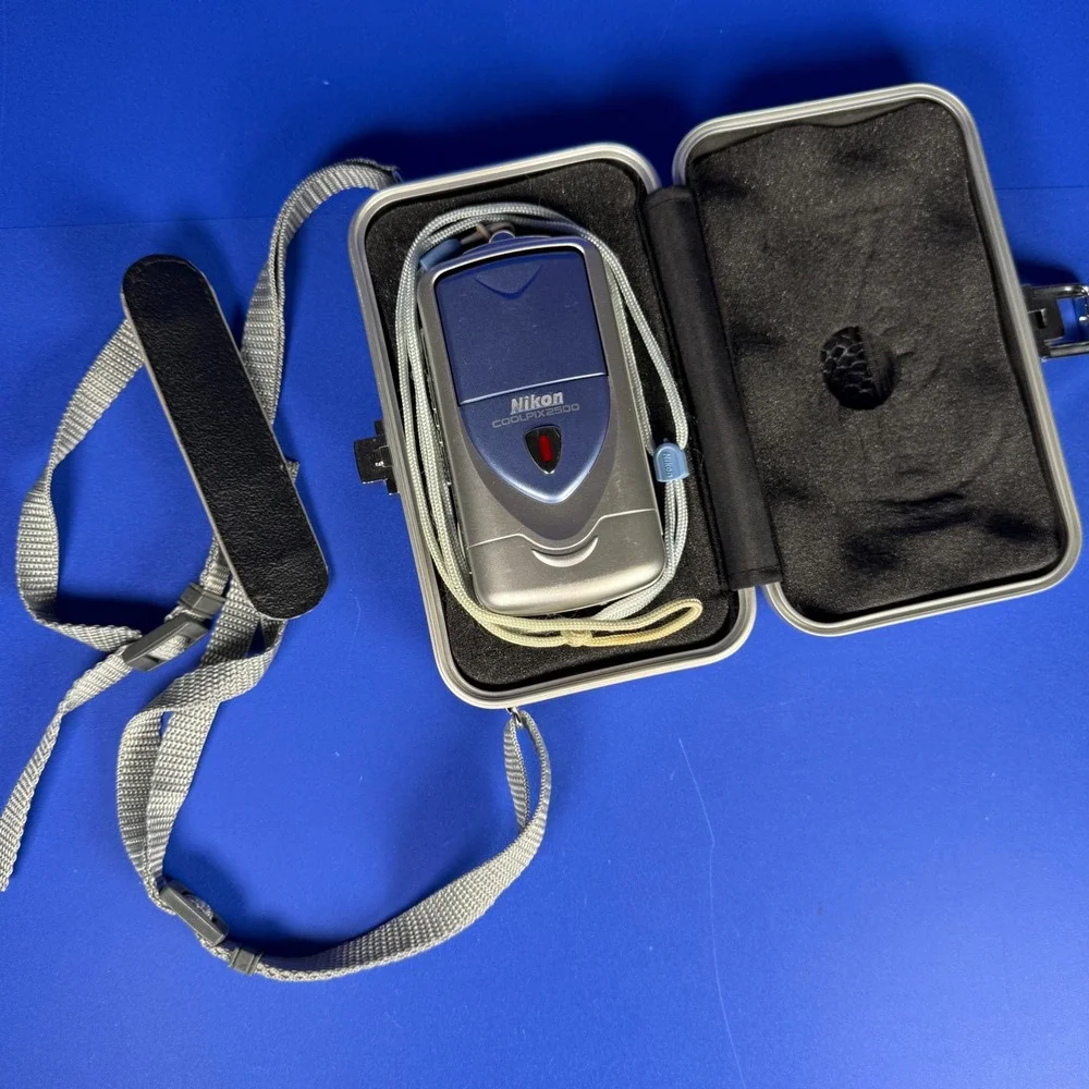 Nikon Coolpix 2500 Digital Camera Silver Blue Swivel Lens E2500 with Hard Case